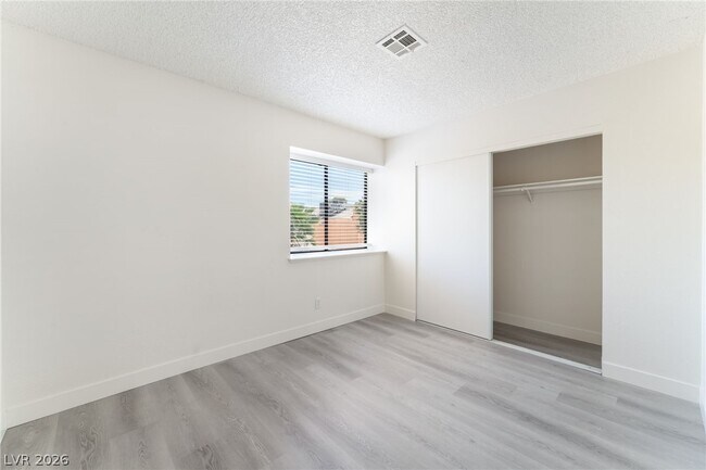 Building Photo - 3645 N Veneer Ln