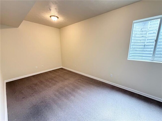 Building Photo - 525 Gala Dr