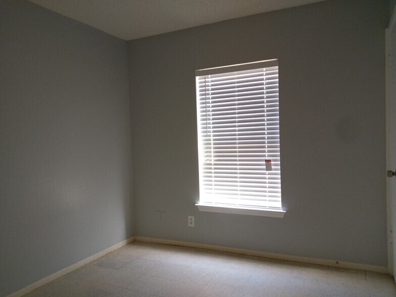 Building Photo - 2506 corian glen dr