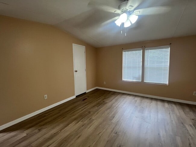 Building Photo - Newly renovated 3 Bedroom, 2 Bath home in ...