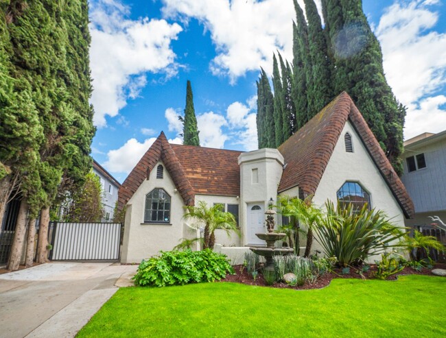 Building Photo - Beautiful West Hollywood Tudor 2 Bed/2.5 B...