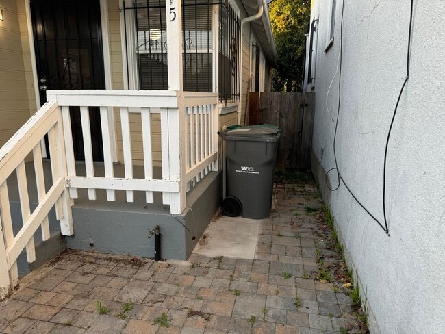 Building Photo - 2 Bed 1 Bath House in Oakland