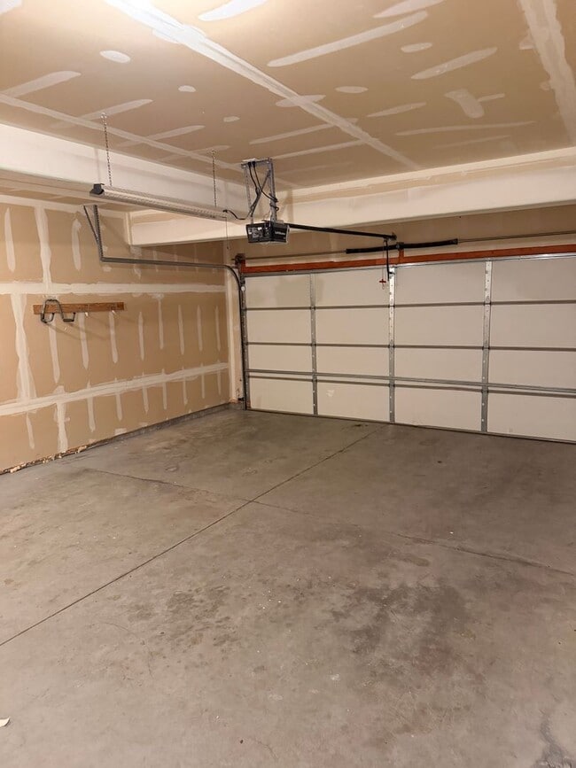 Building Photo - Beautiful 3 Bed 2.5 Bath 2 Car Garage