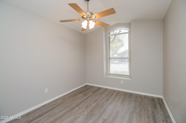Building Photo - 588 E Devon Dr
