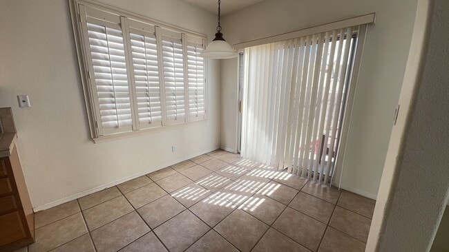 Building Photo - Beautiful townhome in a gated community.