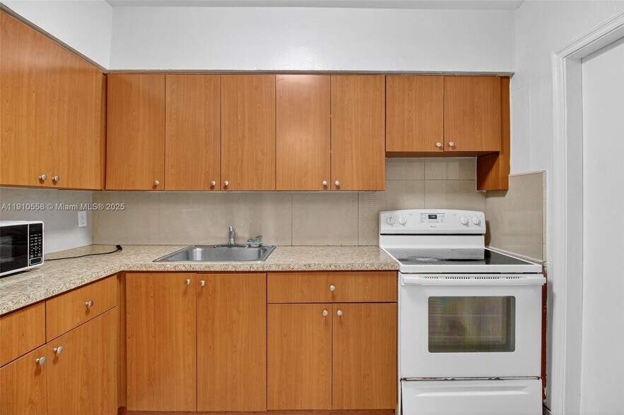 Building Photo - 2744 SW 23rd Ter