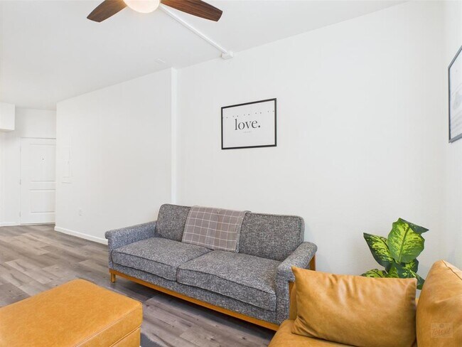 Building Photo - 911 W 22nd St