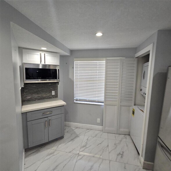 Building Photo - 6575 W Oakland Park Blvd