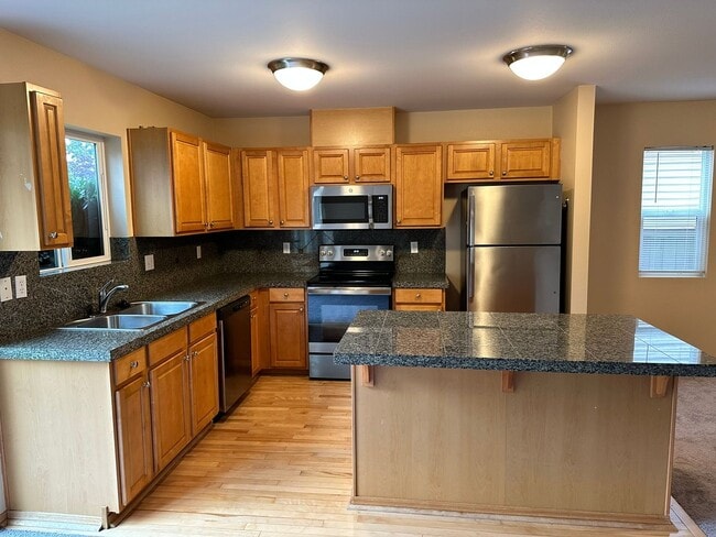 Building Photo - 2Bd/2.5Ba Maple Valley Townhouse