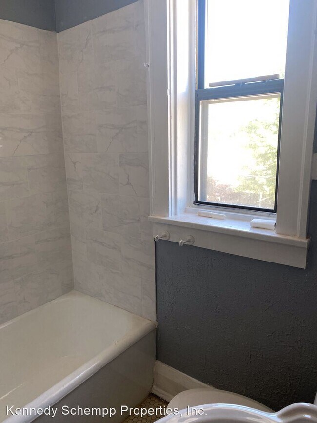 Building Photo - 820 E Converse St