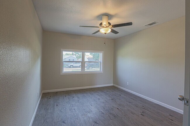 Building Photo - Pre Leasing for fall 2026! 4/2 in Medical District