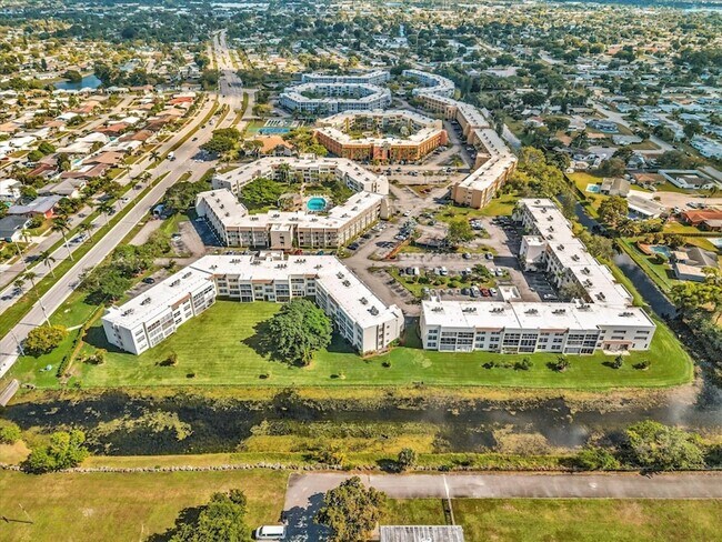 Building Photo - 6570 Royal Palm Blvd