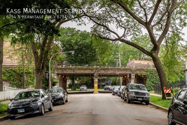 Building Photo - 6754 N Hermitage Ave