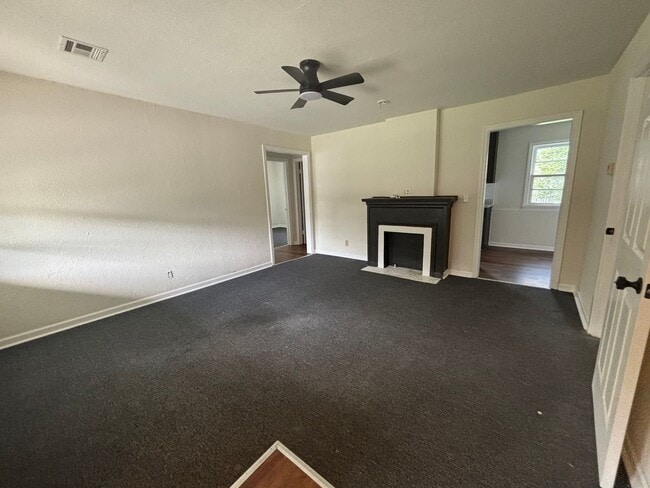 Building Photo - 2 Bedroom, 1 Bathroom Home with Spacious Family Room & Fenced Backyard