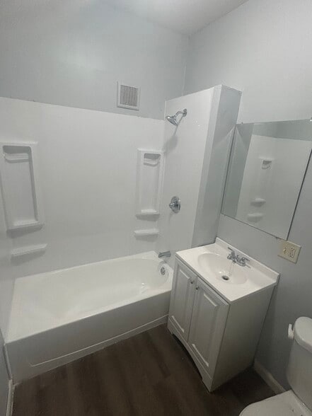 Bathroom - 40 Moulson St