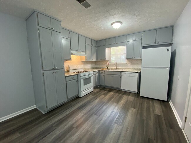 Building Photo - Oakwood Drive (Duplex - 2 Units)