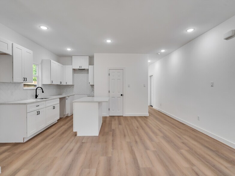 Building Photo - 8104 Crestview Dr