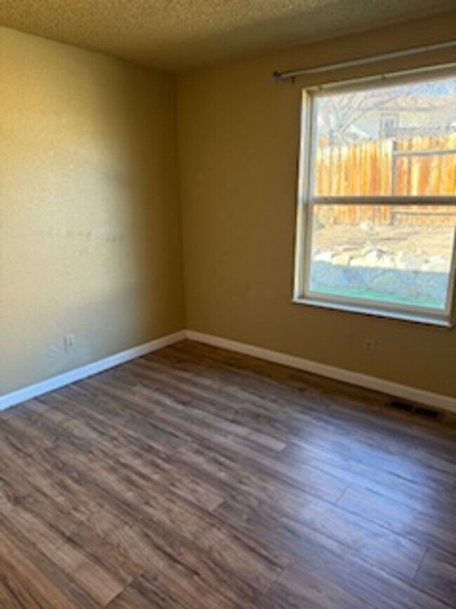 Building Photo - Three Bedroom Home Close to UNR