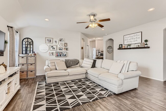 Building Photo - Charming 4BR/2BA One-Level Home with Moder...