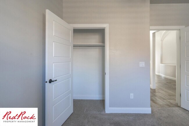 Building Photo - Pet-Friendly 3 Bedroom Home In A Great Neighborhood