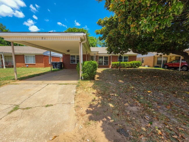 Building Photo - 3 Bedroom 2 Bath brick home in Shawnee