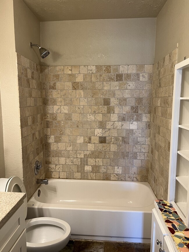 Building Photo - 605 Highlands St