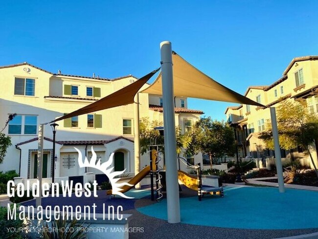 Building Photo - Gorgeous 2Bdm 2.5Ba Custom Model Townhouse in a Gated Community