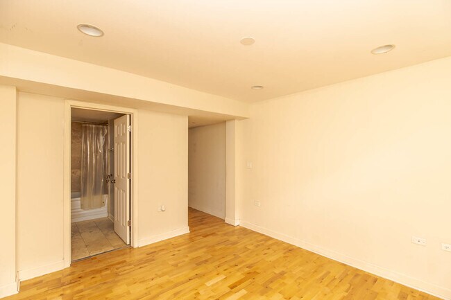 Building Photo - 6301 N Francisco Ave