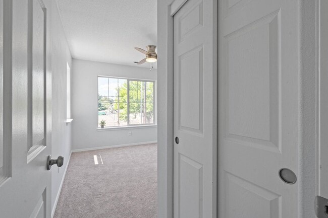 Building Photo - Lovely 3-bdrm/2-bath thin house in Portsmouth. Fenced backyard w/ deck, 1-car garage