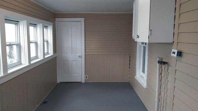 Building Photo - 207 W Oak St