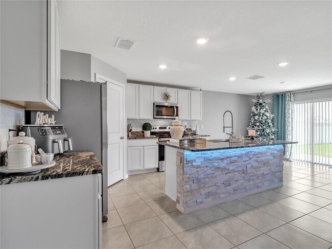 Building Photo - 5289 Fiddle Fig Ave