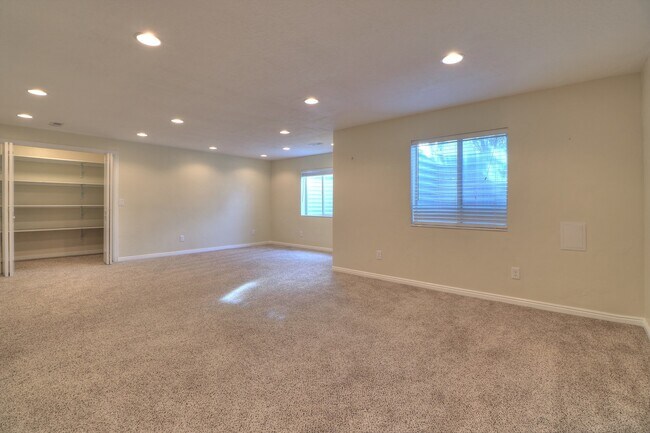 Building Photo - New reduced rent!