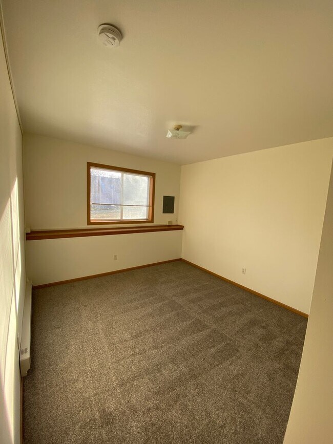 Building Photo - Large 2 Bedroom in Faribault