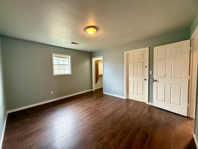 Building Photo - 205 N 18th Ave