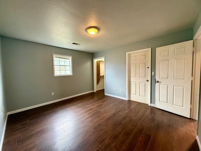 Building Photo - 3 Bedroom/1 Bathroom Home in Paragould AR - $1325/month - Section 8 Welcome!