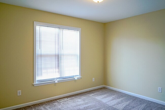 Building Photo - Ranch Home | Back Deck | Fenced In Backyar...