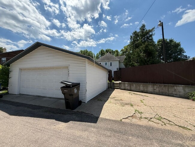 Building Photo - Beautiful 5 Bed 3 Bath Single Family Home ...