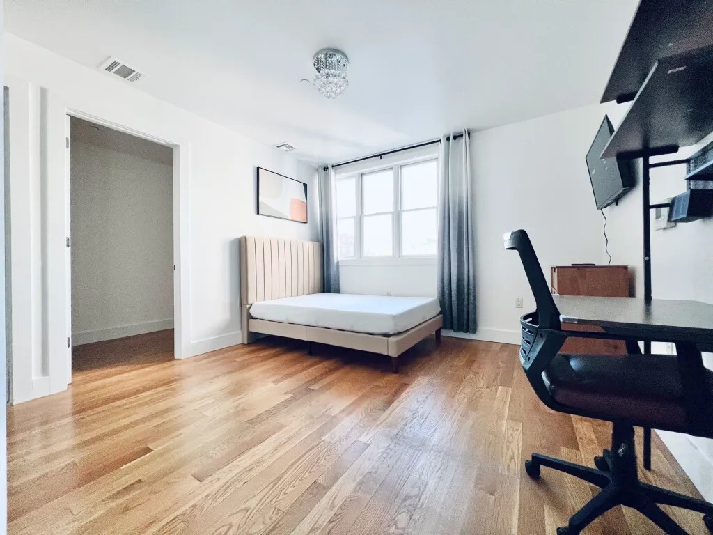 Building Photo - Furnished room/NOT APARTMENT
