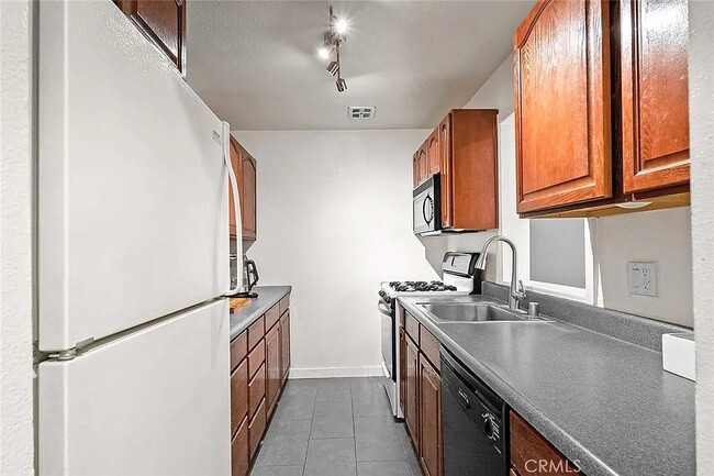 Building Photo - 1222 N Olive Dr