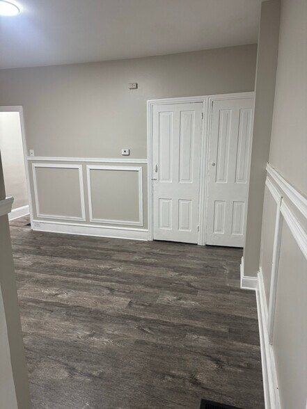 Building Photo - 905 N Spruce St