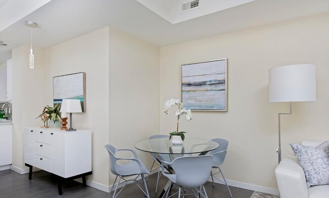 Building Photo - Modern 2 Bedroom, 2.5 Bath Townhome in Cit...