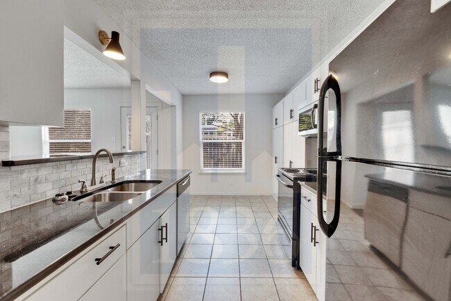 Building Photo - 907 E Oltorf St