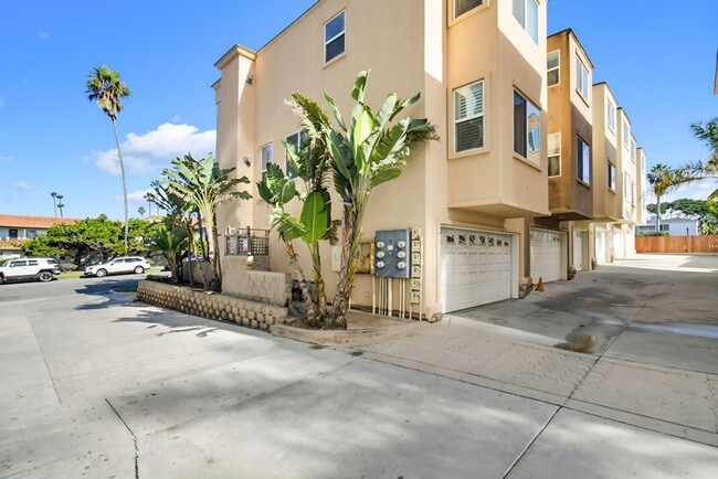 Building Photo - Steps from the Sand - Pacific Beach Townhome, Offered Fully or Partially Furnished