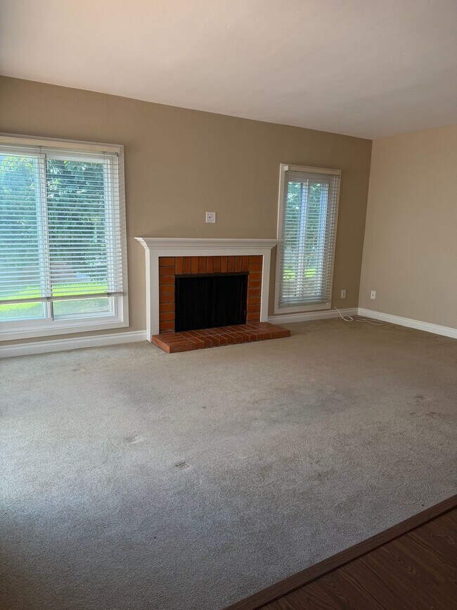 Building Photo - Highly Desirable Park Point Loma Townhome!