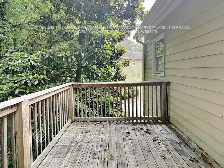 Building Photo - 1916 Bonaventure Way