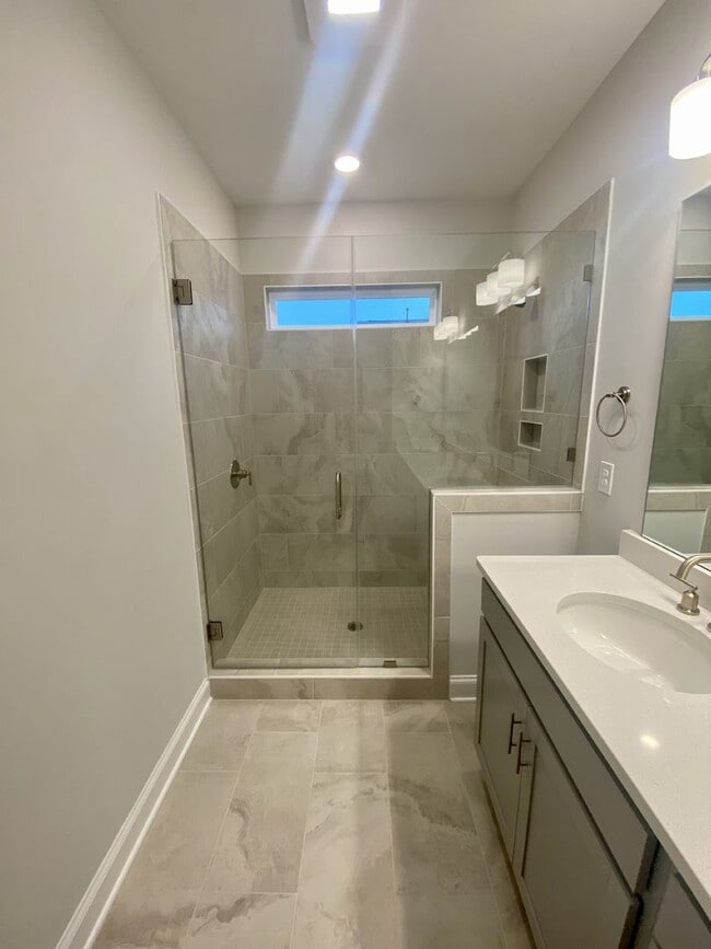 Building Photo - End Unit Townhouse in Terraces at Farmington