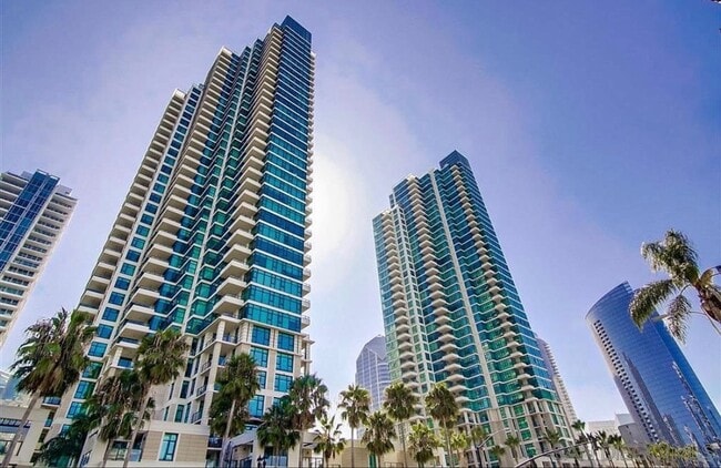 Building Photo - Stunning 1 bedroom, 1.5 bath in The Grande...