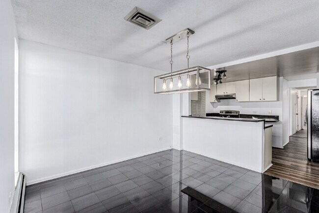 Building Photo - Three Bed / Two bath at the Cherry Creek P...