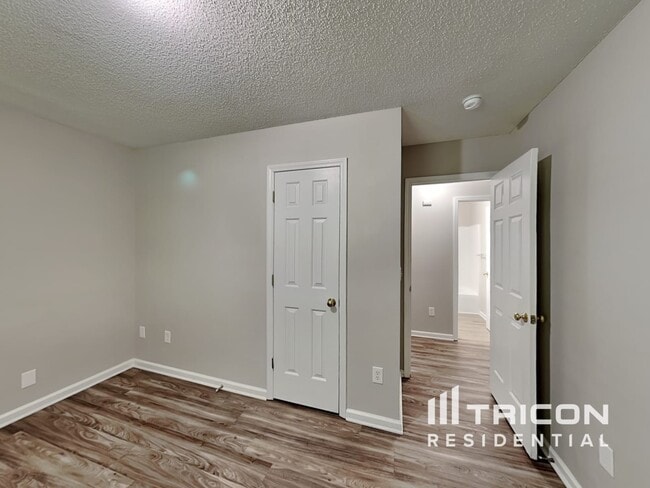 Building Photo - 2437 River Chase Dr