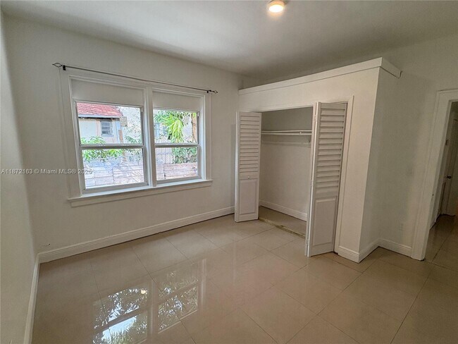 Building Photo - 1560 NW 25th Ave